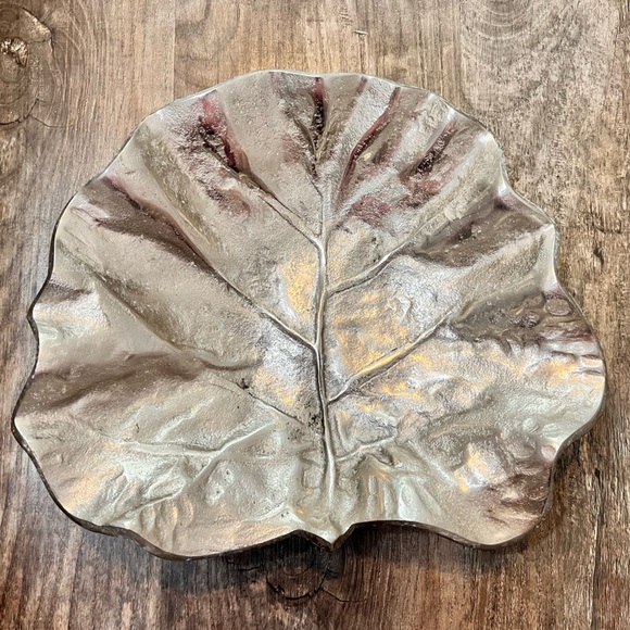 FINAL PRICE Vintage Heavy Metal Leaf Dish - Picture 1 of 4